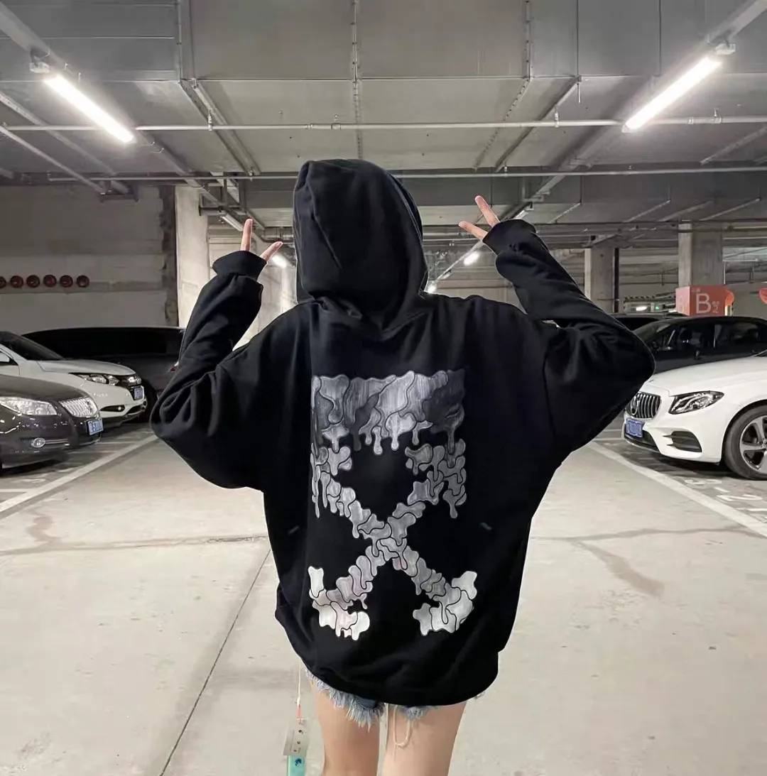 ♻️💯Upper body reference model picture♥️ Top tested version official website new OFF-WHITE water droplet dissolving black ice cream hoodie pullover sweatshirt Graffiti arrow series European niche culture high street versatile inkjet graffiti water drop arrow💧hot melt gradient effect! The printing adopts the imported glue hot stamping process. The printing has an overlapping and melting texture, creating a three-dimensional and dynamic effect. After high temperature and heat fixation, the firmness is very high, so there is no need to worry about the printing fading and falling off easily! The fabric is made of custom-woven and dyed pure cotton twill terry that has been pre-shrunk by washing and treated to prevent pilling. The collar is made of thick threads and is elastic. The collar will not deform even after repeated cleaning for a long time!   Complete range of PB packaging bags with wash water label tags and comparison support! 🚩Wall crack recommendation is different from the market currency! A full set of customized accessories! Strict quality control! ZP-purchasing agent of the same level! It’s extremely difficult to reproduce, so don’t be afraid of any comparison! Give it away and keep it for yourself💕 The fabric is made of 480g large fish scale terry cotton fabric, which is full of drape and is a big release. Color: black and white Size: XS-L P:390